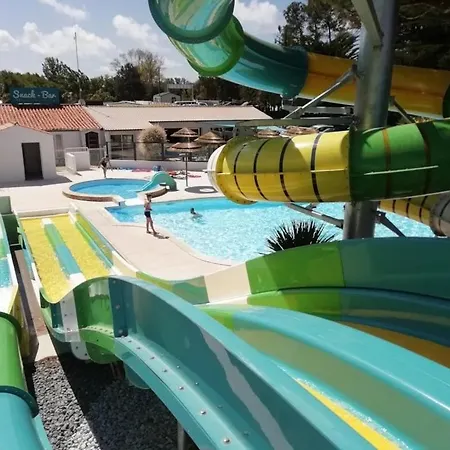 Parque de Campismo Zecamping 4 Etoiles 1km Piscine Couverte Club Enfant Locatif Tv