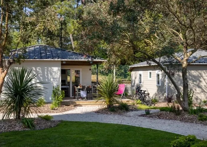 Camping 4 étoiles - Piscine - Ccbedhb 4*